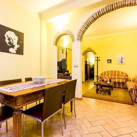 شقة Housmart Palestro 5 *